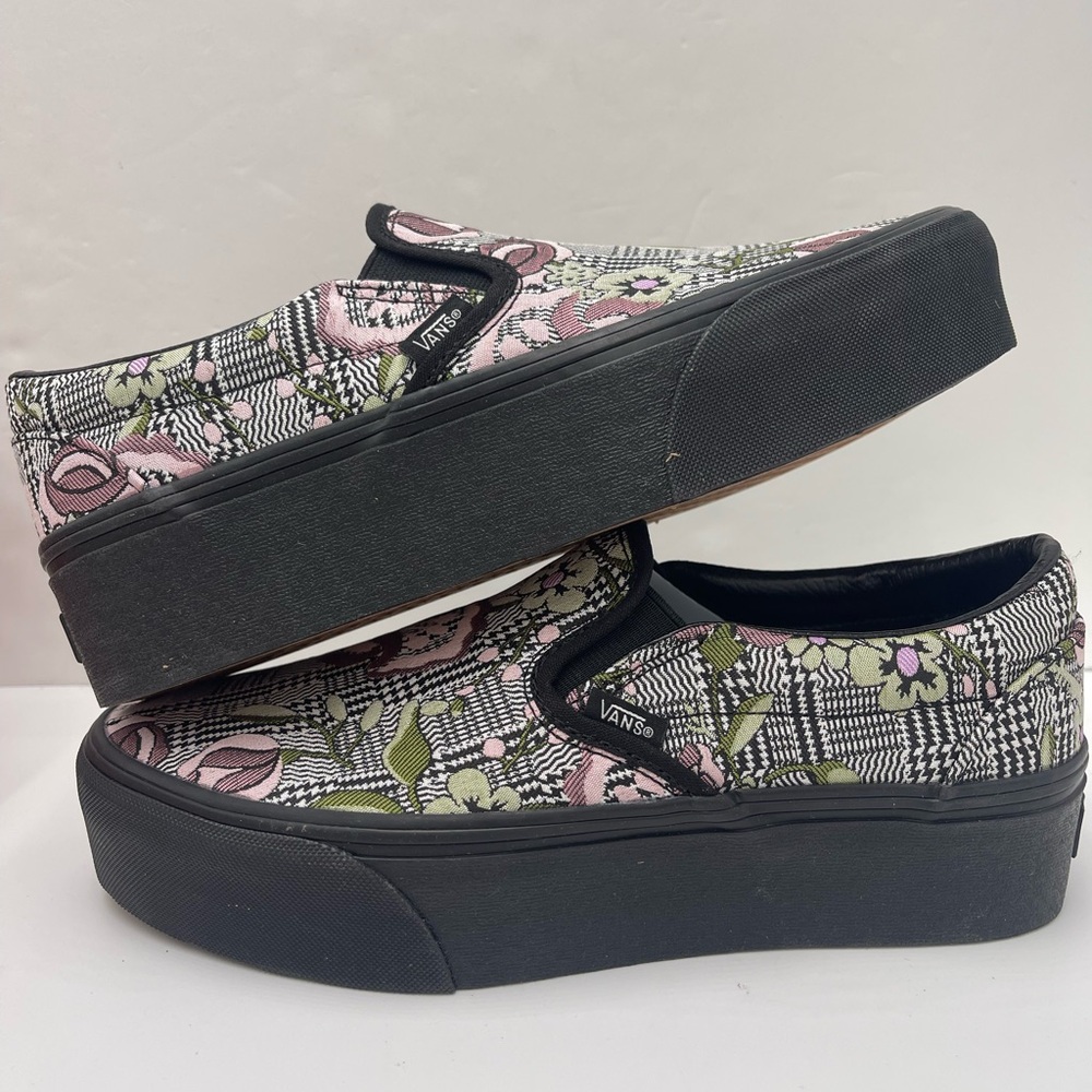 Vans WMNS Classic Slip-On Stackform Platform Sneakers
Tapestry Floral Black - Picture 4 of 16